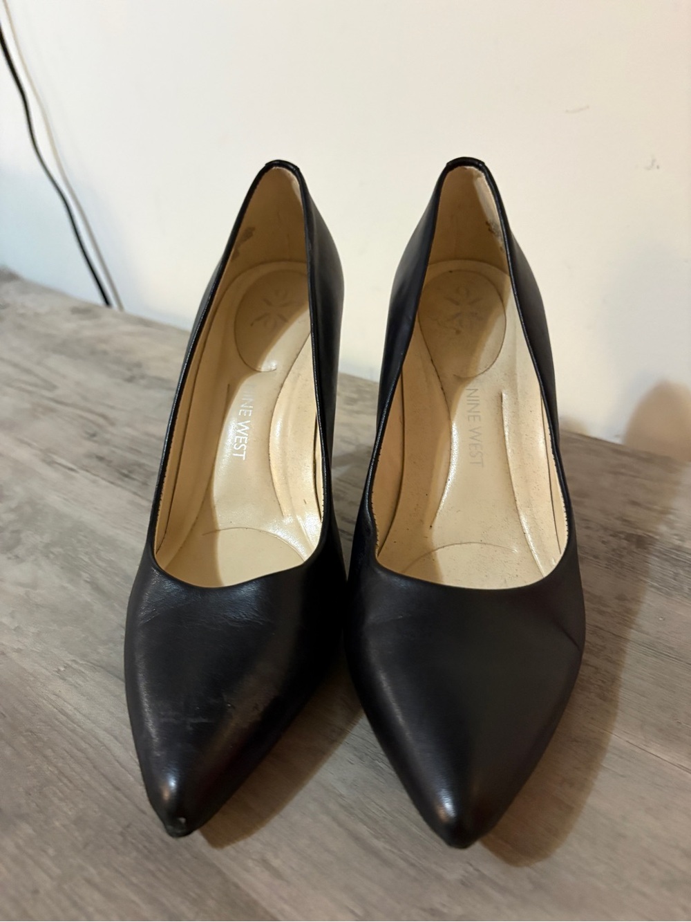 Nine West Black Pointed-Toe Leather Pumps with Classic Silhouette
